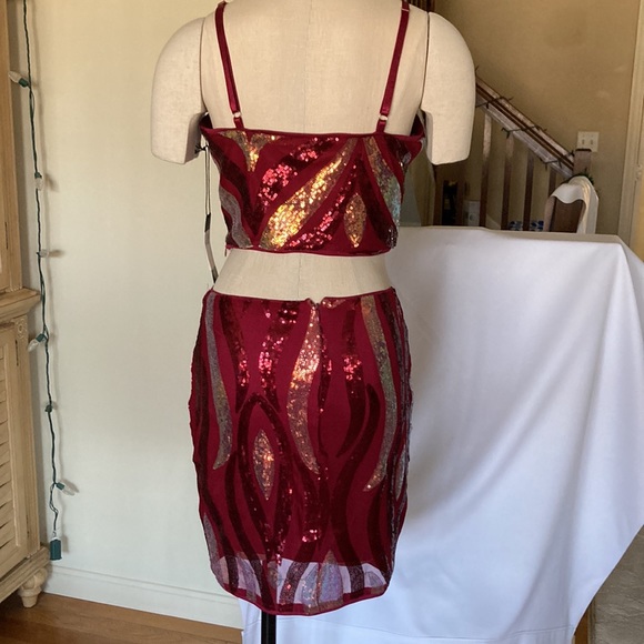 Sequin crop top and mini skirt set, maroon/gold, Sz L - Picture 3 of 4